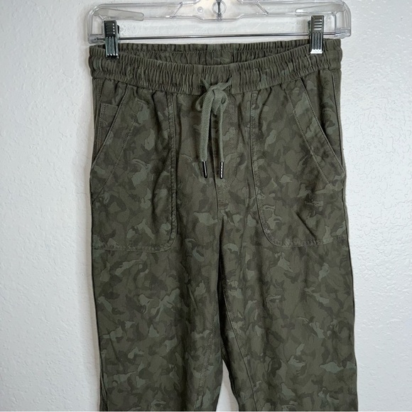 Athleta pants Women Size 0 joggers Farallon Green Printed Camo Drawstring b9 - Picture 5 of 11